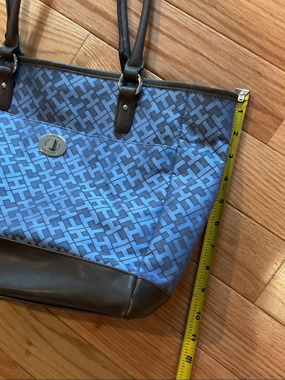 Tommy Hilfiger Blue Patterned Tote Bag Dark Brown Trim NWOT 16”x 11” - Picture 3 of 12